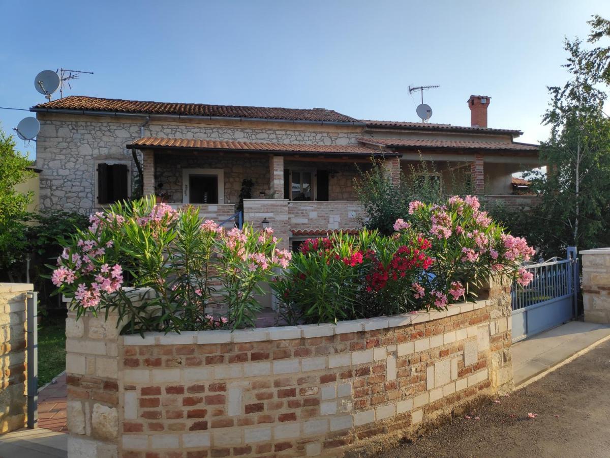 Apartmani Memic 100 M Do Plaze, Apartments Memic Only 100M From Beach Porec Exterior photo