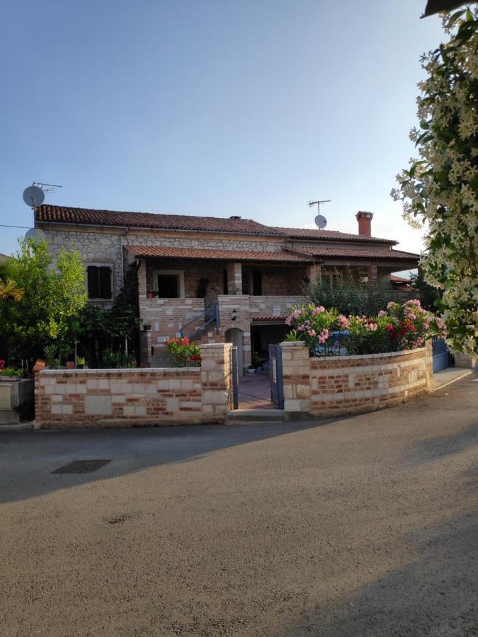Apartmani Memic 100 M Do Plaze, Apartments Memic Only 100M From Beach Porec Exterior photo