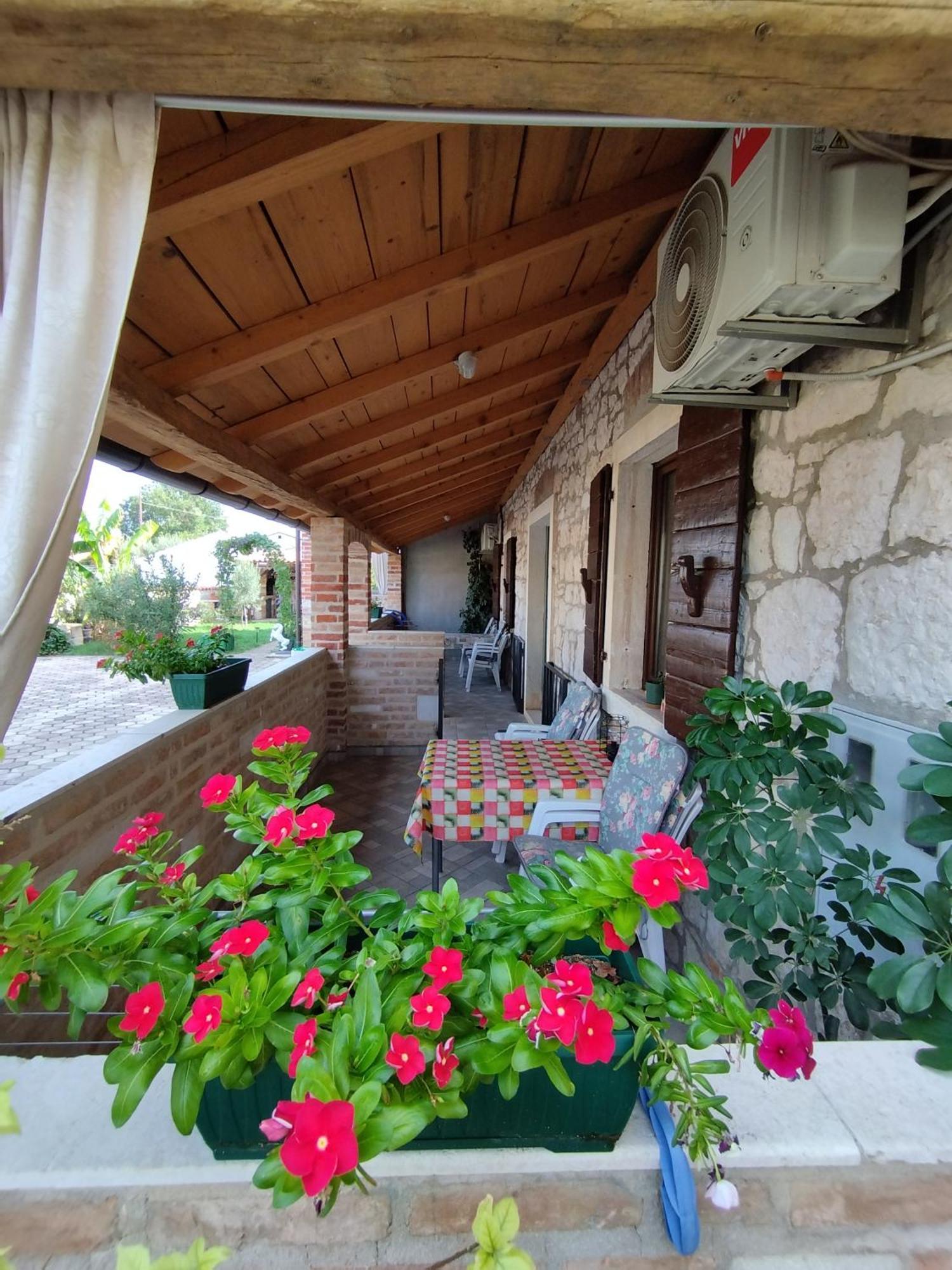 Apartmani Memic 100 M Do Plaze, Apartments Memic Only 100M From Beach Porec Exterior photo